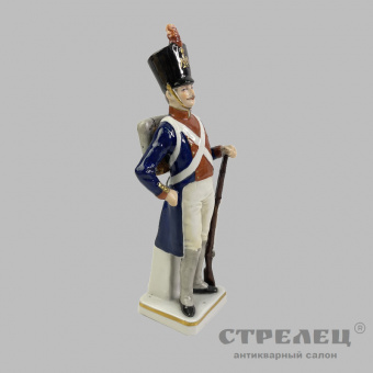 фото — фарфоровый солдатик «солдат наводчик 1813». германия